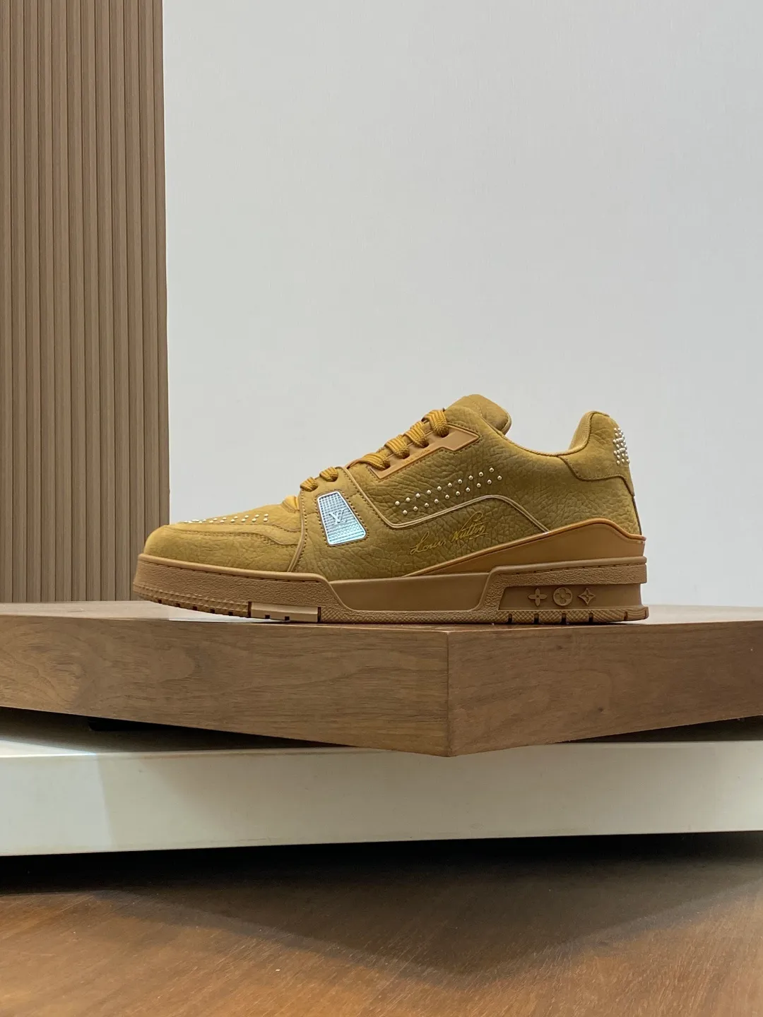 Men's men's shoes 💰820 Lujia New Color Men's 🧍‍♂️trainer sneakers, this LV Trainer sneaker is made of soft grained calfskin, showing pure tones, the #54 logo on the back traces the brand's birth in 1854, the designer's handwritten brand logo embellishes one side, designed by Virgil Abloh himself, a very commemorative sneaker, the new LV Louis Vuitton louis vuitton trainer sneaker low casual sports culture versatile basketball sneakers Size: 35-46 (customized for women 40, men 46)